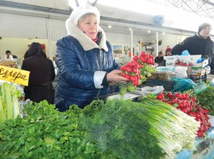 Валентина Кіпоренко продає одеську редиску на вінницькому базарі Урожай. Пучок коштує 30 гривень. Кілограм зеленої цибулі пропонує за 130, салат — 100–200. Пучок кропу обійдеться в 5–10 гривень