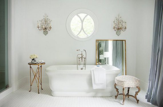 Ванна кімната у французькому стилі випромінює атмосферу безтурботності й романтики.