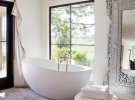 Ванная комната во французском стиле источает атмосферу беззаботности и романтики.