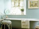 Ванная комната во французском стиле источает атмосферу беззаботности и романтики.