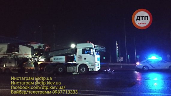 Під Києвом сталася аварія за участю крана і двох мікроавтобусів