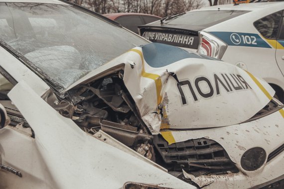 В Киеве на ул. Юрия Ильенко полицейский автомобиль влетел в электроопору. От удара сильно пострадала женщина-полицейский