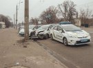 В Киеве на ул. Юрия Ильенко полицейский автомобиль влетел в электроопору. От удара сильно пострадала женщина-полицейский