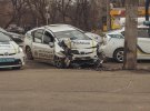 В Киеве на ул. Юрия Ильенко полицейский автомобиль влетел в электроопору. От удара сильно пострадала женщина-полицейский