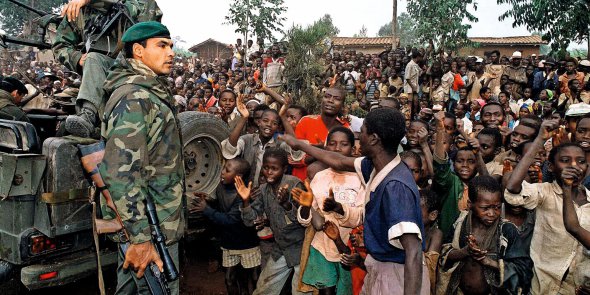 Жителі Руанди зустрічають французьких солдатів, які прибули в країну у складі миротворчої місії в липні 1994 року, щоб зупинити конфлікт між народностями тутсі та хуту