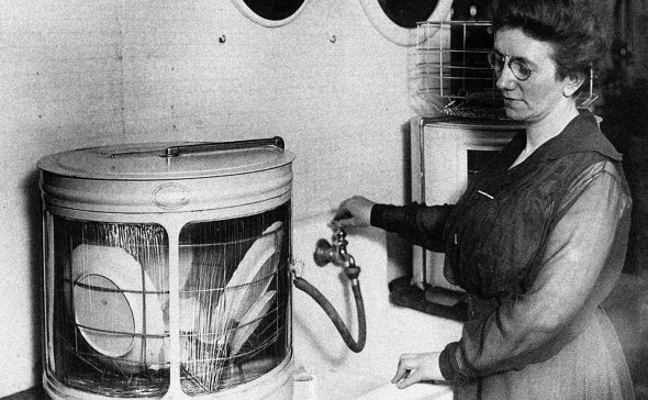 Американська винахідниця 45-річна Джозефіна Кокрейн демонструє першу посудомийну машину на всесвітній технічній виставці в Чикаго. 1 квітня 1893-го винахід визнали найкращим на форумі. Дев’ять машин у перший же день купили кафе і ресторани. Віддали за них по 0. На теперішні гроші – 00