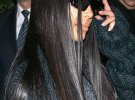 Ким Кардашьян ошеломила пользователей очередным нарядом во время похода в ресторан в Париже