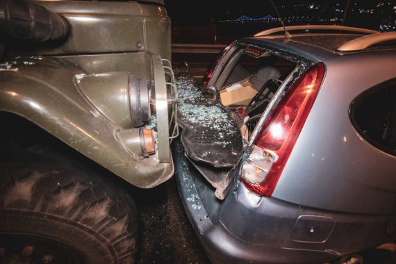 На Гаванському мосту у Києві сталася ДТП за участю військової вантажівки та легкового автомобіля