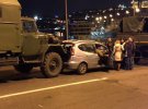 На Гаванском мосту в Киеве произошло ДТП с участием военного грузовика и легкового автомобиля