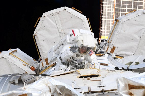 У п'ятницю, 22 березня астронавти NASA Енн Макклейн і Нік Хейг виконали 214-й вихід у відкритий космос із Міжнародної космічної станції. Вони виконували роботи на зовнішній поверхні орбітального комплексу.