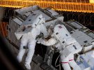 За 6 годин проведених у космосі, астронавти встановили три блоки адаптерів, підключили до них три нових літій-іонних акумулятори, що заряджаються від однієї з сонячних батарей МКС.