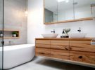 Коли йдеться про оформлення ванної кімнати в білому кольорі з додаванням дерева, головним завданням є досягнення гармонійного балансу між цими двома елементами. 