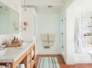 Коли йдеться про оформлення ванної кімнати в білому кольорі з додаванням дерева, головним завданням є досягнення гармонійного балансу між цими двома елементами. 