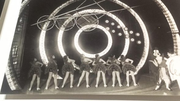 Сцена канкана из ревю "Алло на волне 477", 1929 год