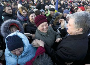 Президент Петро Порошенко зустрічається з людьми під час поїздки на Чернігівщину. ”На місці гасел і декларацій ми зробили надійний фундамент для української держави. П’ять років цей фундамент випробовували на міцність російські війська і безвідповідальні політики всередині держави. Але він вистояв. Бо ми створили для України шанс стати великою державою”, — наголосив президент