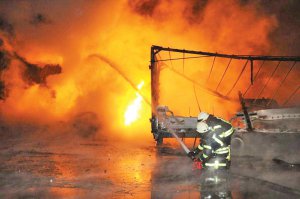 Рятувальники гасять вогонь на автомобільній стоянці в Кропивницькому. Увечері 27 березня там пролунали сім вибухів, спалахнула пожежа