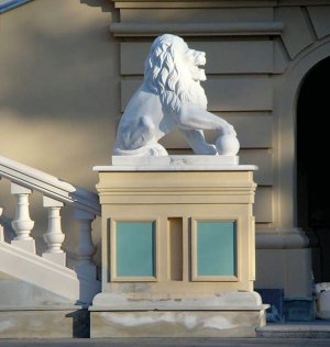 Скульптуру лева, яку встановили біля Маріїнського палацу, виготовили в Китаї