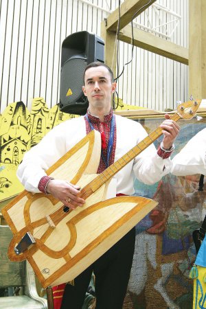 Богдан Сенчуков грає на гербасі — бас-гітарі у формі ­тризуба. Робив її рік. На виготовлення інструмента пішло 25 тисяч сірників