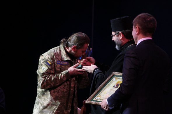 Нагороду вручають отцю-капелану Юрію Казмиренку