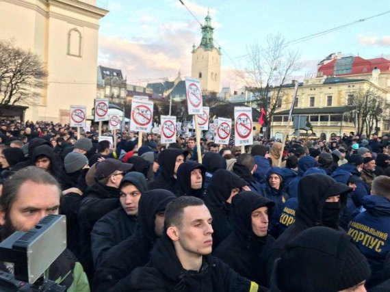 "Нацкорпус" влаштував акцію протесту на зустрічі Порошенка із виборцями у Львові. Фото: УНІАН