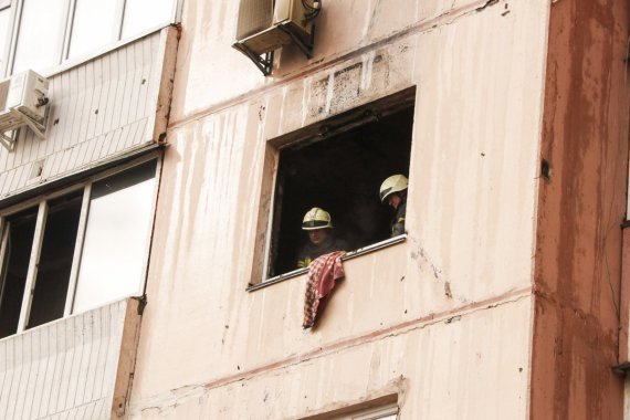 В Киеве на ул. Автозаводской, 61 загорелась квартира на 4-м этаже 16-этажного дома. В результате погибли супруги