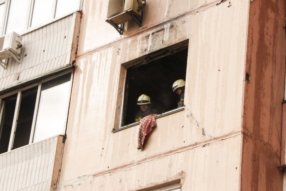 У Києві на вул. Автозаводській, 61 зайнялася квартира на 4-му поверсі 16-поверхового будинку. В результаті загинуло подружжя