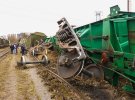 У Києві  ї сталася аварія на залізниці.   На маневровой гілці з рейок зійшли 7 вагонів завантаженого  поїзда