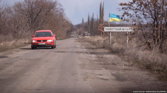 Село Новотошковское Попаснянского района Луганской области находится в 4 километрах от восторга российскими боевиками поселка Донецкое