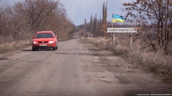 Село Новотошківськє Попаснянського району Луганської області  знаходиться за 4 кілометри від захопленного російськими бойовиками селища Донецьке