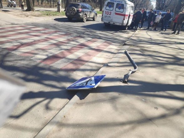 В Одессе автомобиль BMW вылетел на тротуар, сбил дорожный знак и пешеходов