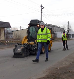 Підрядник ”Дорстрой” виконує ямковий ремонт по вулиці Грушевського