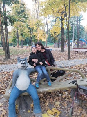 Марія Підгородецька з сином Денисом гуляють у районному парку культури  та відпочинку імені Богдана Хмельницького