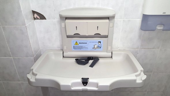 В громадських туалетах зобов'язали облаштовувати спеціальні сповивальні столики для  немовлят.