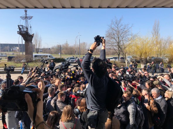 Зелинского на выходе из избирательного участка окружили журналисты