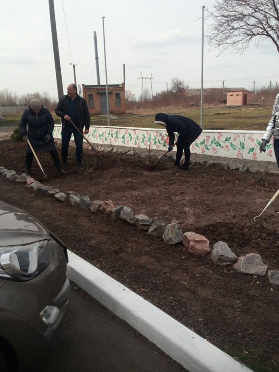 У Мачухах працівники сільради прибрали територію біля адміністративного приміщення