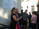На заграничном избирательном участке в Кракове украинцы стоят в 130-метровой очереди, чтобы проголосовать. Родителей с детьми пропускают вне очереди.