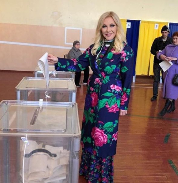 Певица голосовала на избирательном участке рядом с ее домом.