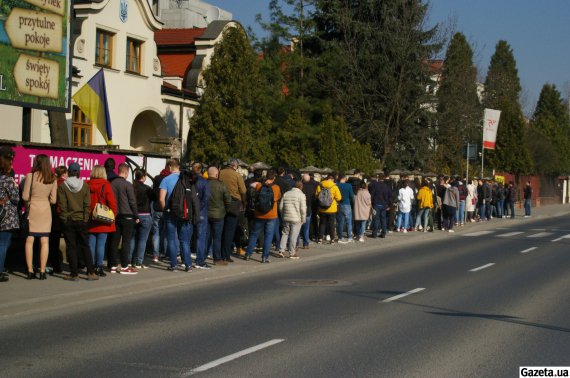 Щоб проголосувати у Кракові, українці займали чергу ще до відкриття дільниці.