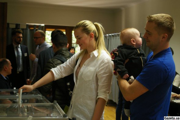 Щоб проголосувати у Кракові, українці займали чергу ще до відкриття дільниці.
