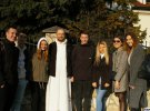 Священик Олександр Оріховський разом із студентами із Папського університетами. 
