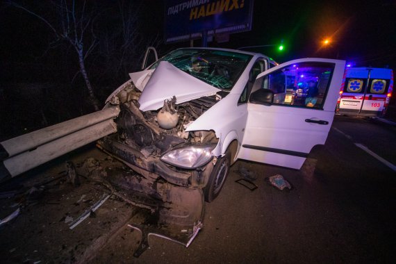 У Києві на Столичному шосе  автомобіль Mercedes Vitoвилетів з дороги  зіткнувся  з відбійником. Металева конструкція пронизала мікроавтобус