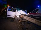 У Києві на Столичному шосе  автомобіль Mercedes Vitoвилетів з дороги  зіткнувся  з відбійником. Металева конструкція пронизала мікроавтобус