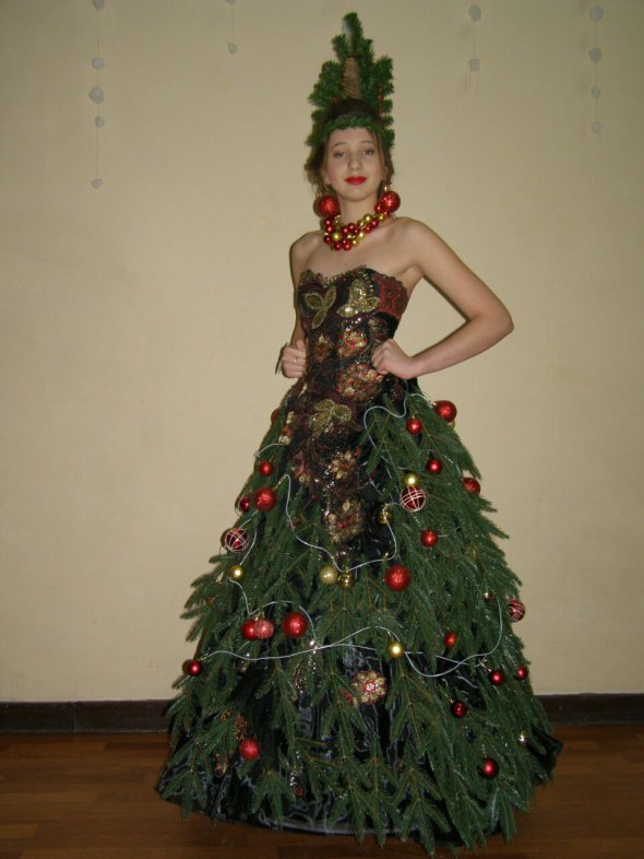 Платье из 300 веточек штучной елки "Новогодняя красавица"