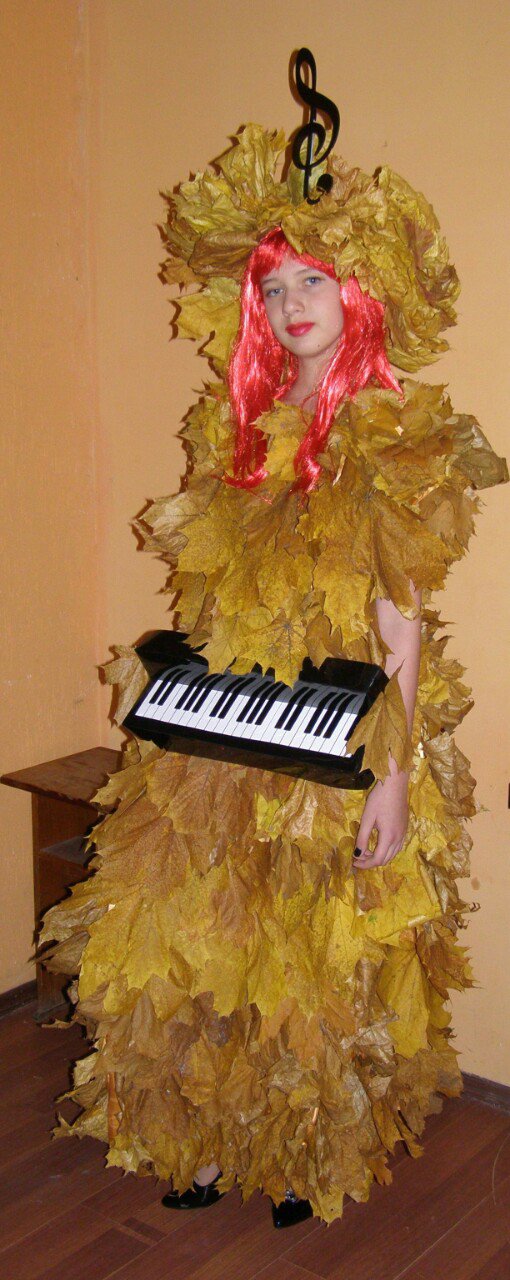 Сукня зі справжнього кленового листя «Музична осінь», піаніно виготовлене із картону. 2018 рік