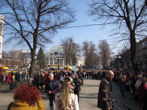 До пам'ятника Гоголя у Полтаві зібрались сотні полтавців - відзначали 210 річницю письменника