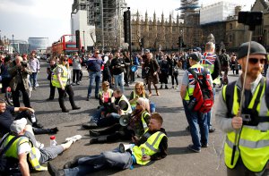 Прихильники виходу Великої Британії з Європейського Союзу влаштували протест біля парламенту в Лондоні через затримку з ”брекзиту”. 30 ­березня, Лондон, Велика Британія 