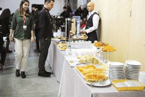 Бутербродами, печивом, тістечками, чаєм і кавою частують журналістів у прес-центрі виборчого штабу Петра Порошенка 31 березня
