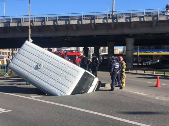 Через ДТП рух вулицею паралізовано