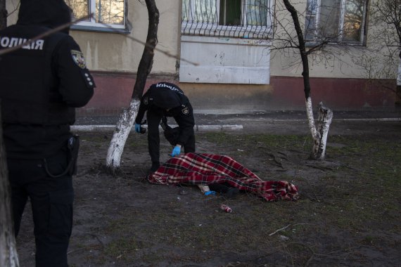 Под окнами дома по ул. Радужная в Киеве нашли тело 62-летнего мужчины. Совершил самоубийство