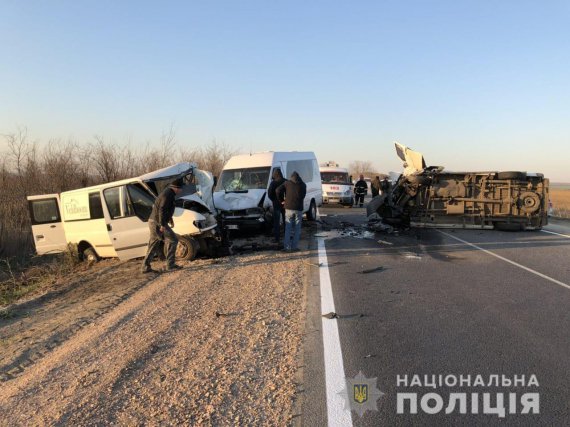 В Одеській області у ДТП за участю маршрутки та двох вантажних мікроавтобусів загинула людина